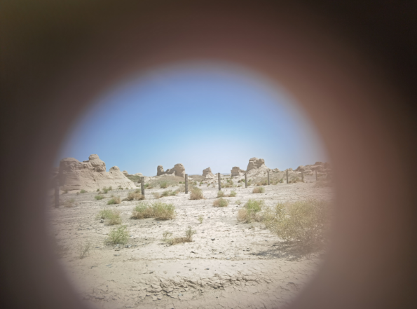 插图2:透过河西走廊遗存的古陶片孔洞所见。摄影:陈晓斌。拍摄日期:2020年6月。