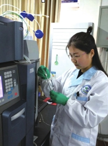 李洁：奋战在一线的“食药监卫士”（图）