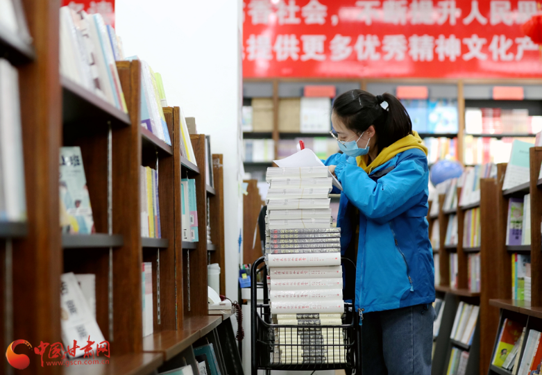 凯发k8兰州：防疫不误品书香（组图）
