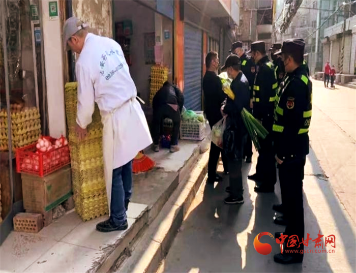 【甘快看·疫情防控凯发k8在行动】兰州市城管委严查占道经营摆摊设点行为